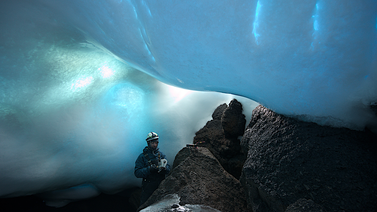 Misión del equipo visitante en la Antártida: cuevas de hielo cerca de un volcán activo en la Antártida