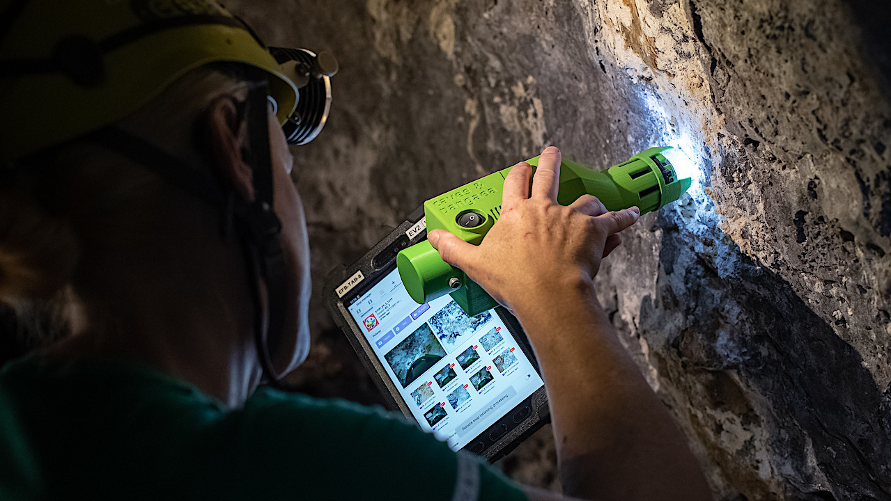 Tricorder Tech: Astronaut Kate Rubins Uses ESA’s Electronic FieldBook Microscope In A Cave