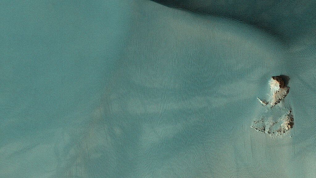 Dune Avalanche Slopes With Recurring Slope Lineae (RSL)-like Streaks On Mars