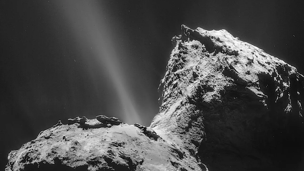 Eiezione di polvere e frammenti locali sulla cometa 67P/Churyumov-Gerasimenko: test su come funzionano le comete