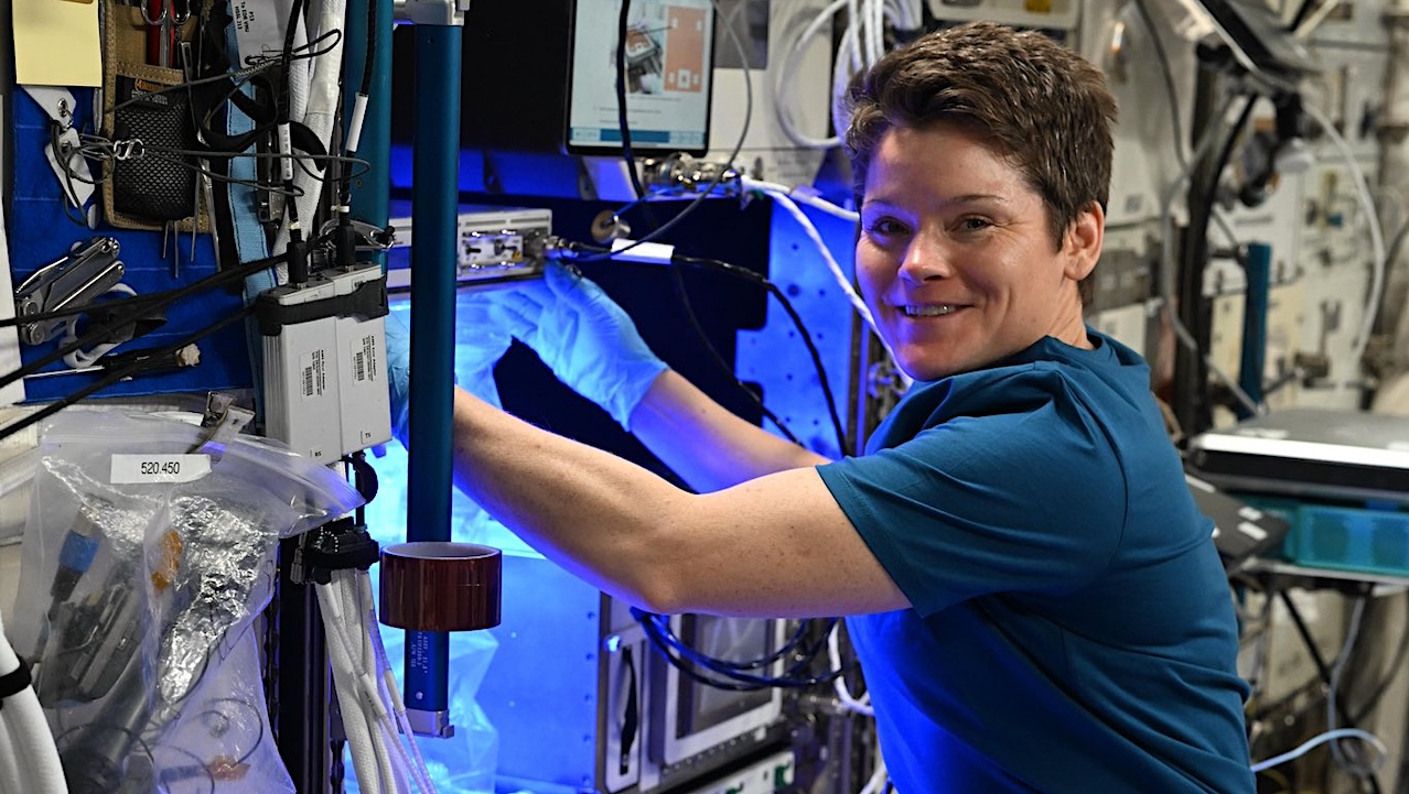 Astronaut Anne McClain Conducts Offworld Space Botany Research