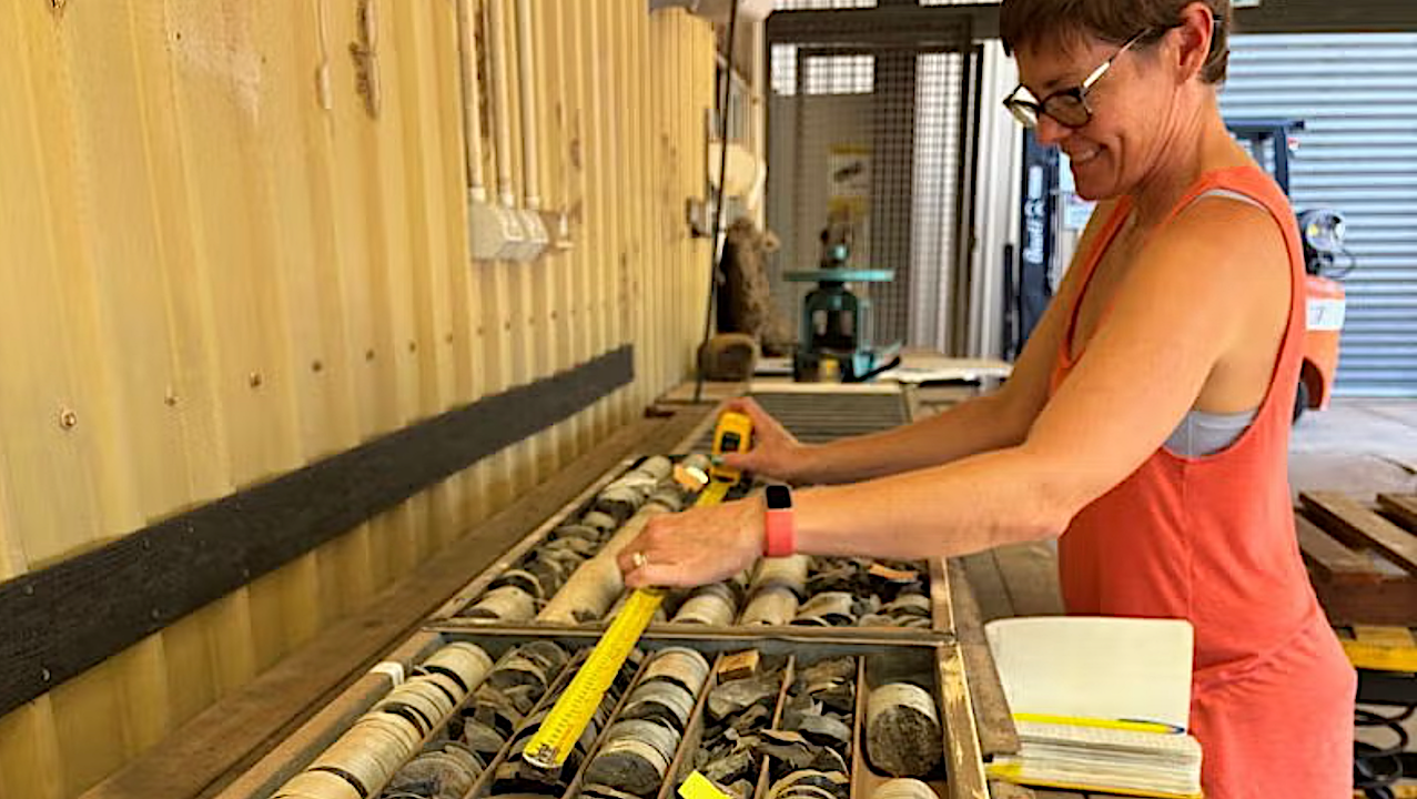 Early Complex Earth Life Clung To Oxygenated Seafloors For Hundreds Of Millions Of Years